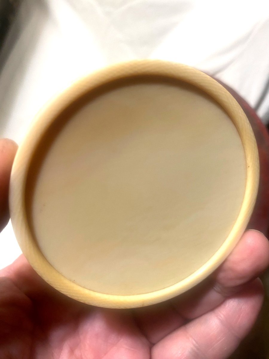 Elegant 18th Century Powder Compact With Portrait Of Lady With Crown Of Roses, All In Ivory-photo-2