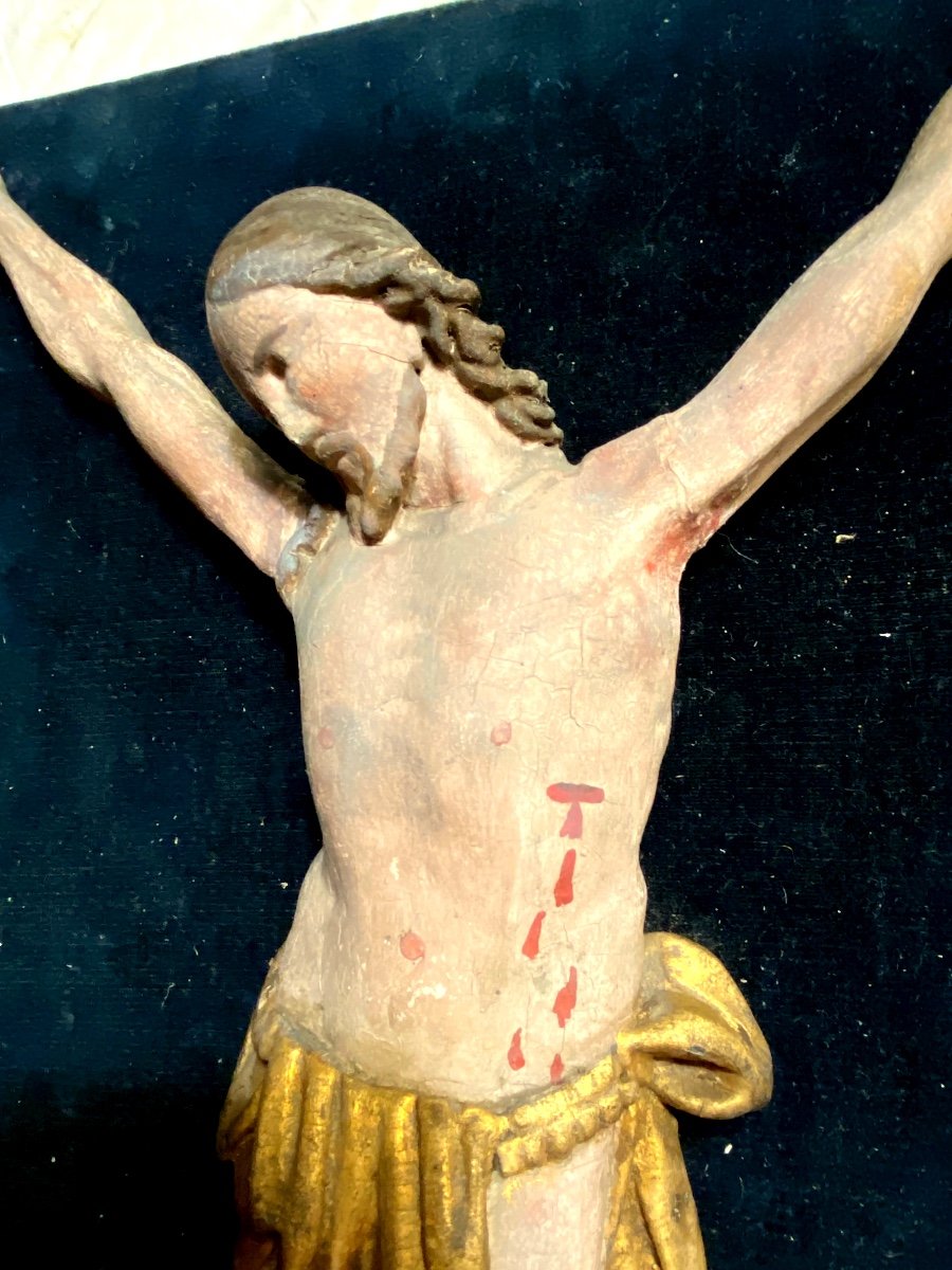 Beautiful And Sober Polychrome Sculpted Christ From The 18th Century Presented On A Velvet Panel-photo-2
