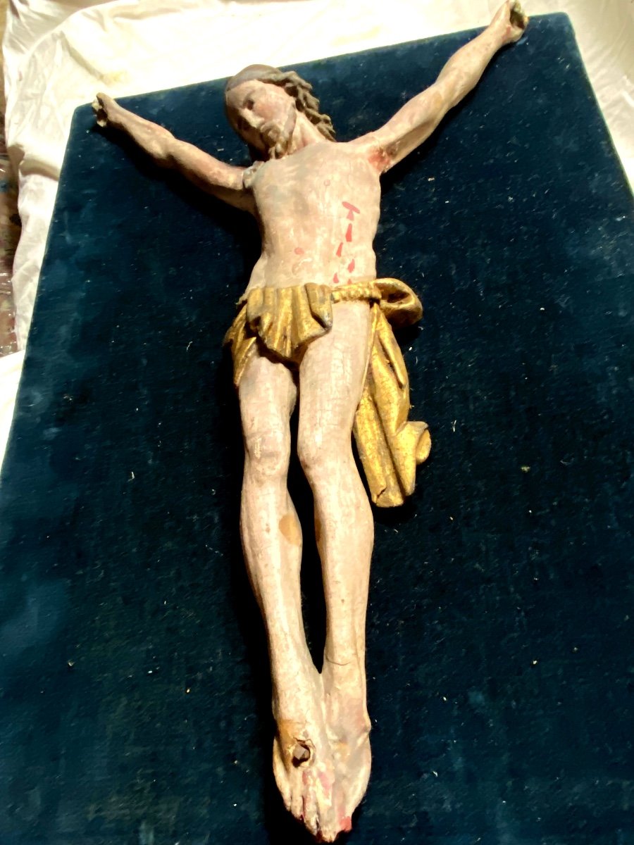 Beautiful And Sober Polychrome Sculpted Christ From The 18th Century Presented On A Velvet Panel-photo-1
