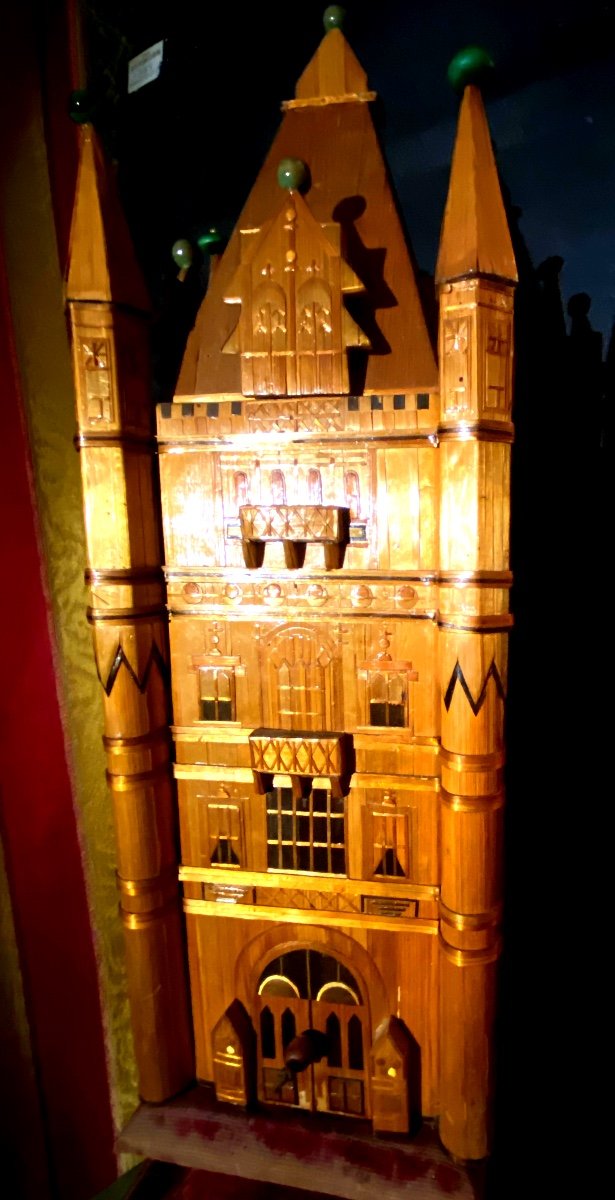 High Covered Box In Straw Marquetry 19th Century Representing A Châtelet With Four Turrets-photo-3