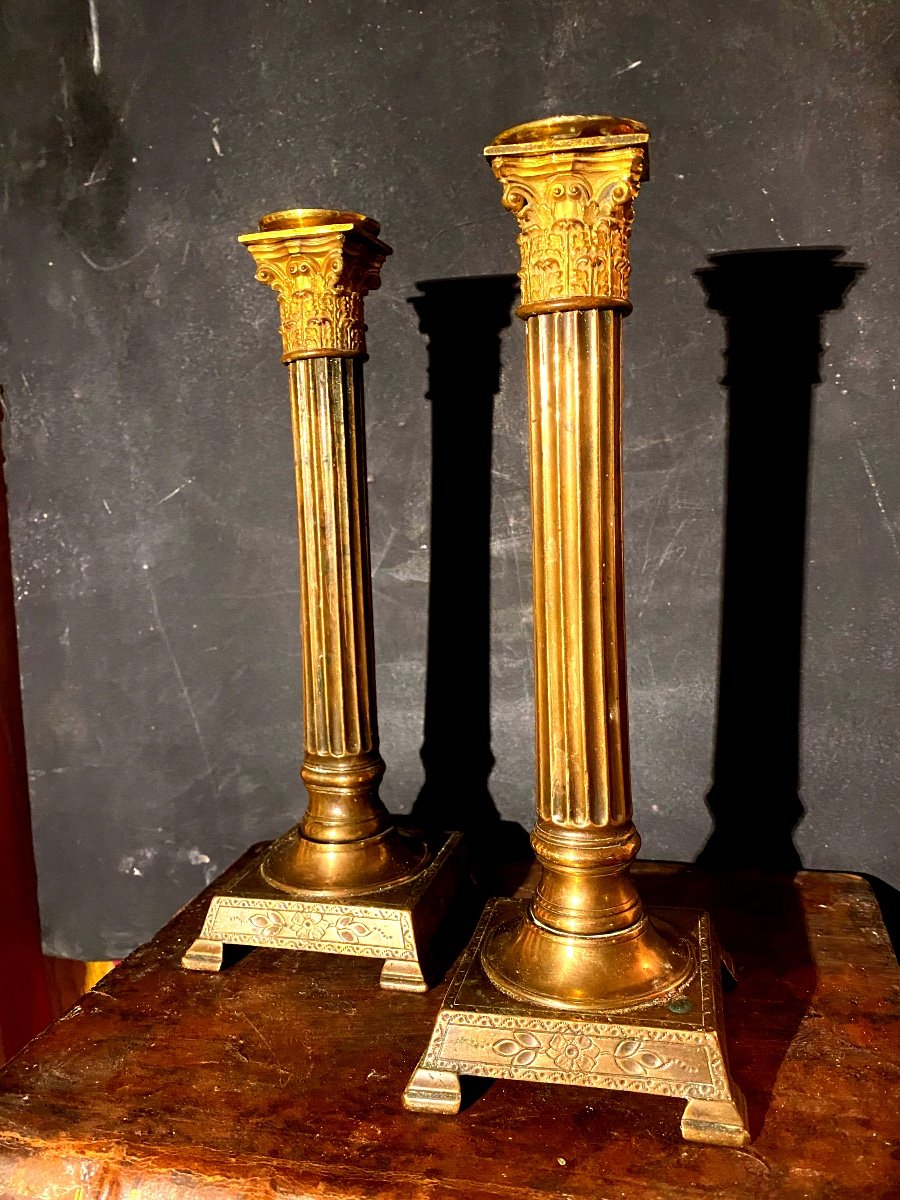 Belle Paire De Bougeoirs En Bronze Fin XVIIIème à La" Colonne Corinthienne "d'epoque Louis XVI 