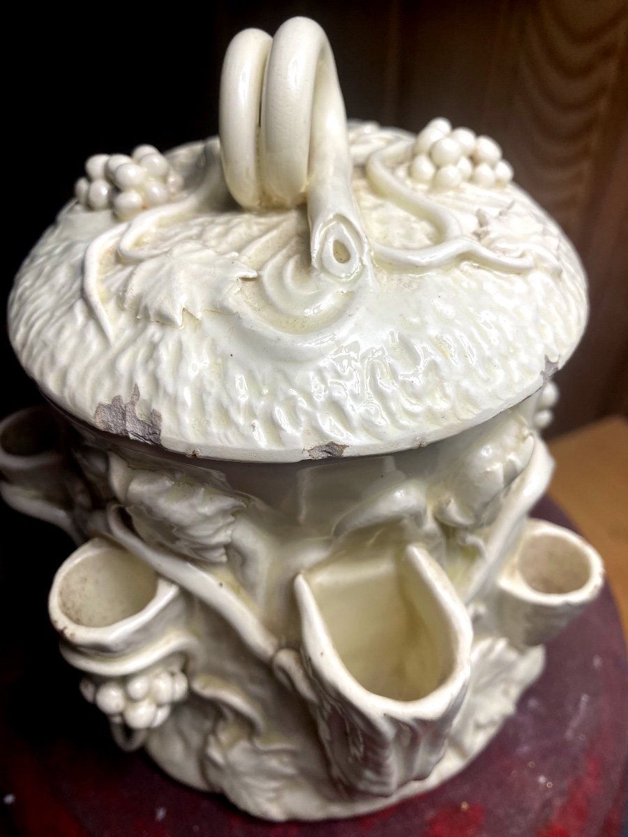 Beau Pot à Tabac Porte Pipes En Faîence Blanche De Langeais XIX ème A Motif De Pampres De Vigne-photo-3