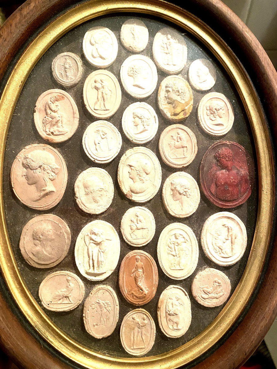 Cadre Ovale En Bois Avec Sous Verre Une Collection De Camées ,terracotta Italienne "grand Tour"