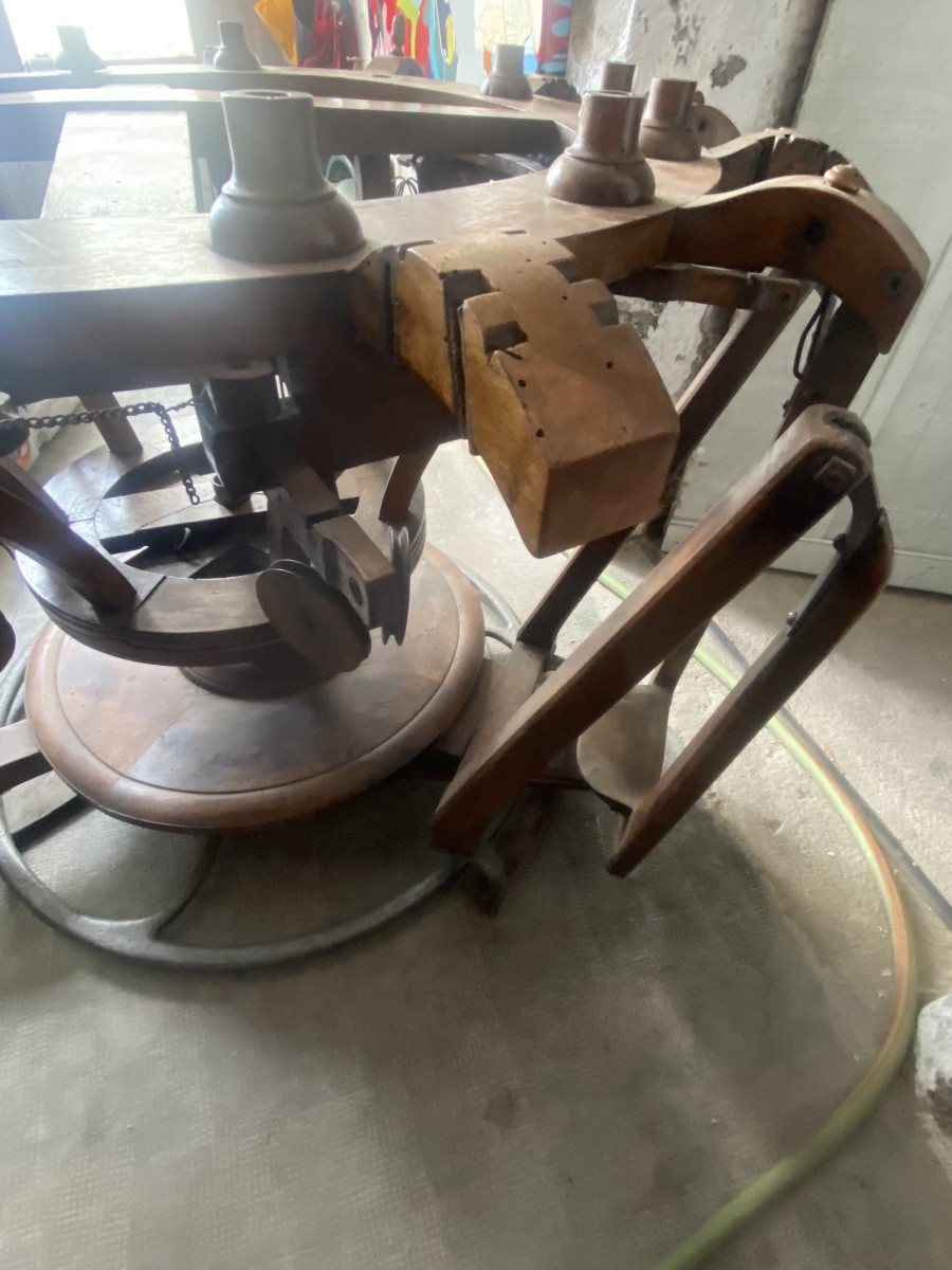 Rare table rotative en noyer 19ème:  pour charger les bobines de fils  formant pied de table.-photo-2
