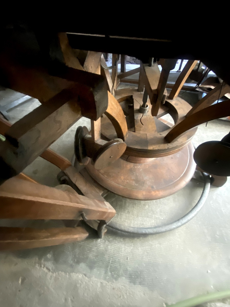 Rare table rotative en noyer 19ème:  pour charger les bobines de fils  formant pied de table.-photo-4