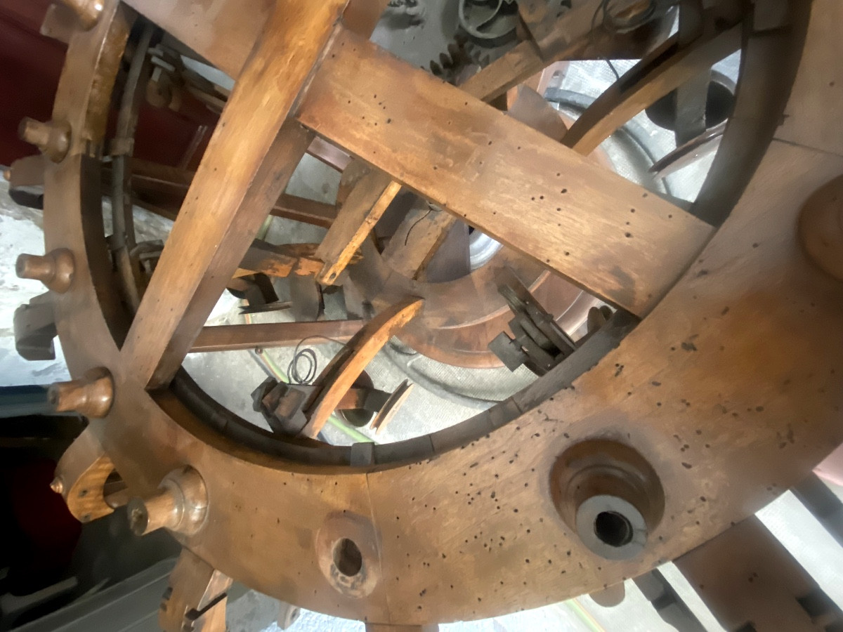 Rare table rotative en noyer 19ème:  pour charger les bobines de fils  formant pied de table.-photo-8