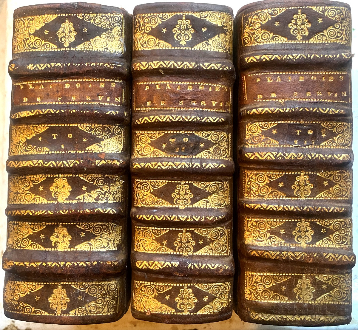 Rare bel ensemble de Plaidoyers du Règne de Henri IV en trois forts volumes de Loys Servin 1604