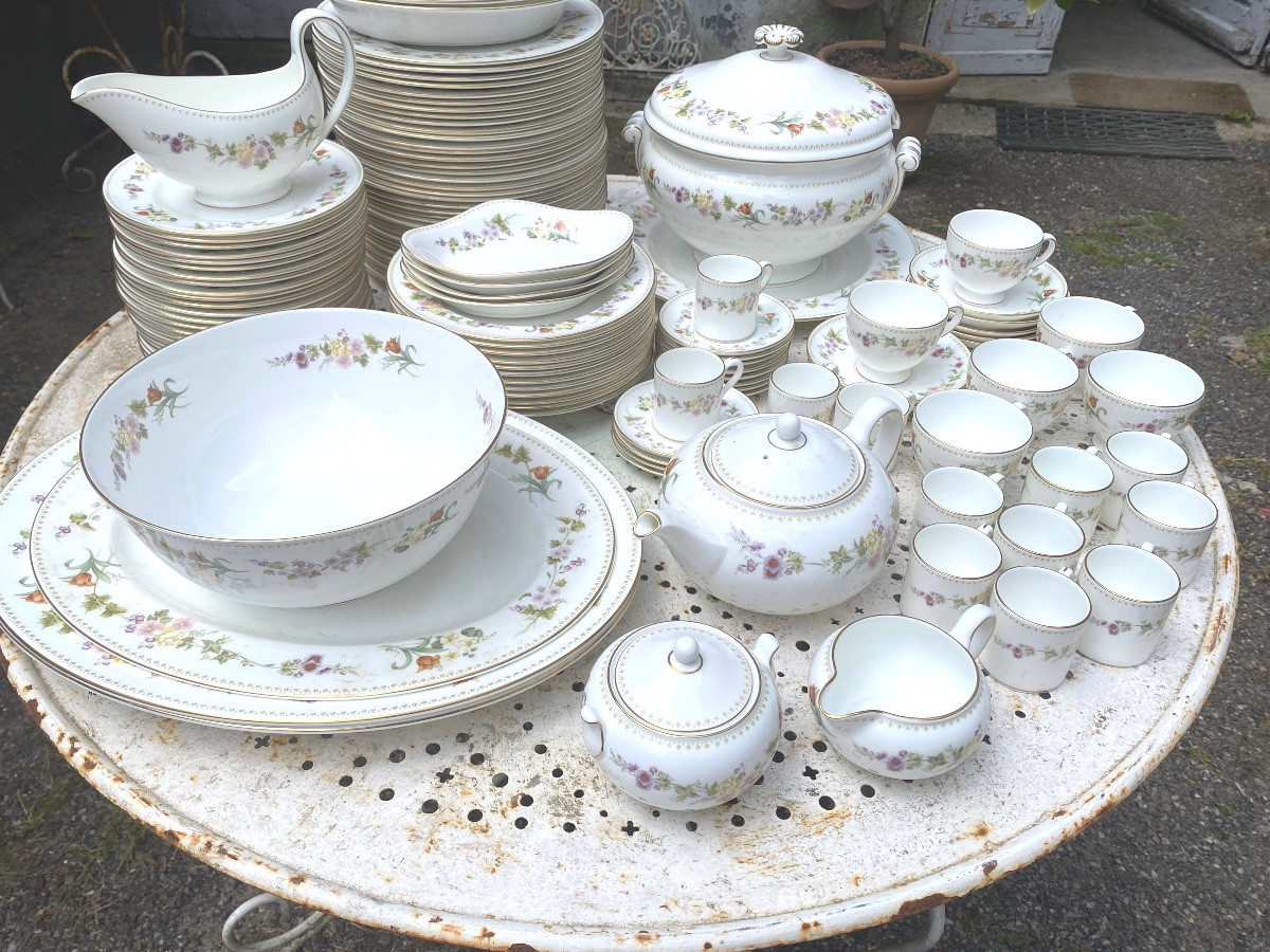 Important Rare Wedgwood Decorated Bone China Porcelain Service, 121 Pieces, Created In 1976
