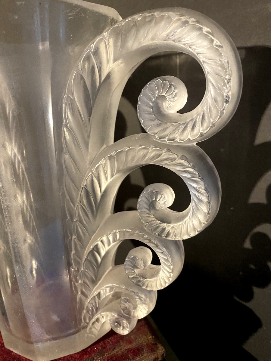 Beau vase René Lalique des Années "30" en verre compressé en forme tulipe  à chute  de cascades-photo-2