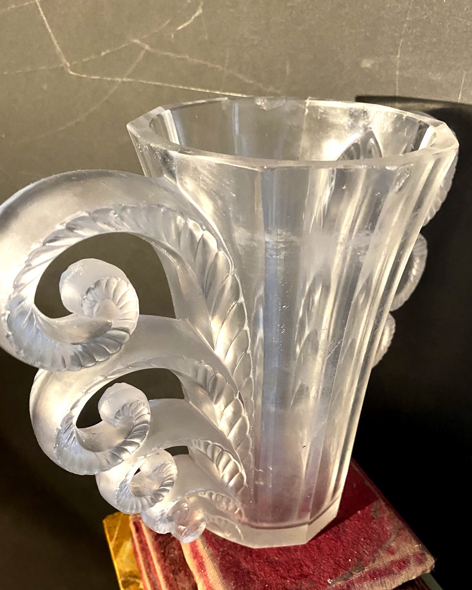 Beau vase René Lalique des Années "30" en verre compressé en forme tulipe  à chute  de cascades-photo-1