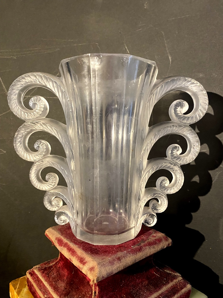 Beau vase René Lalique des Années "30" en verre compressé en forme tulipe  à chute  de cascades-photo-2