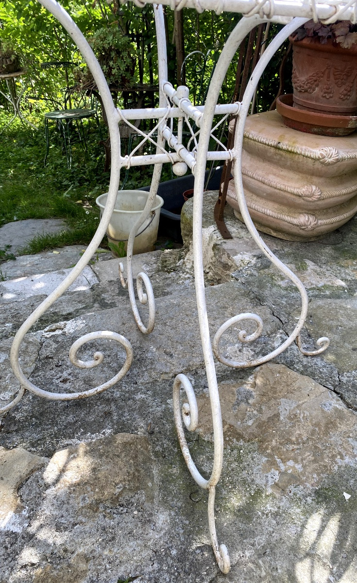 Beau valet de jardin  en ,fer forgé laqué blanc  deux paniers formant une décoration  fleurie .-photo-5
