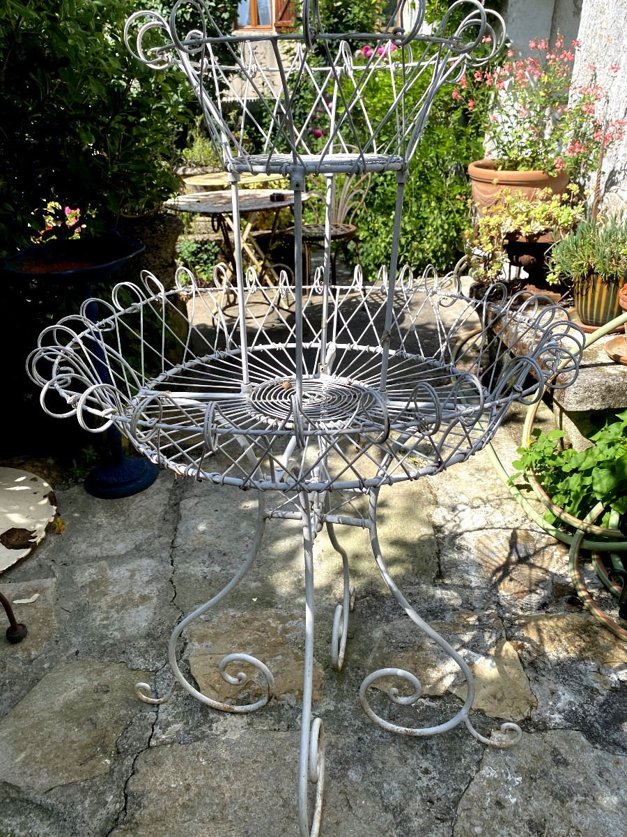 Beau valet de jardin  en ,fer forgé laqué blanc  deux paniers formant une décoration  fleurie .-photo-6