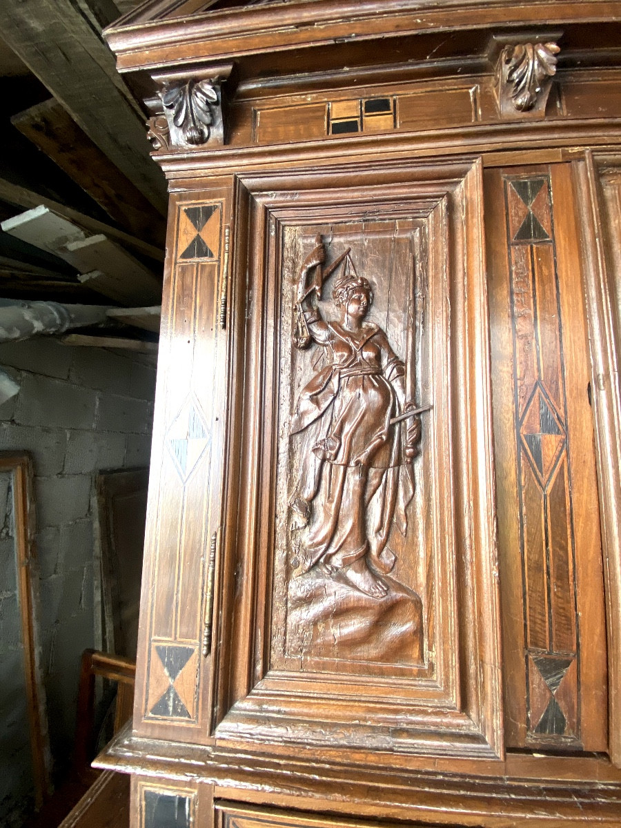 Beautiful Renaissance Period Buffet In Walnut, Two Narrowed Bodies, Carved Broken Pediment, Marquetry-photo-3