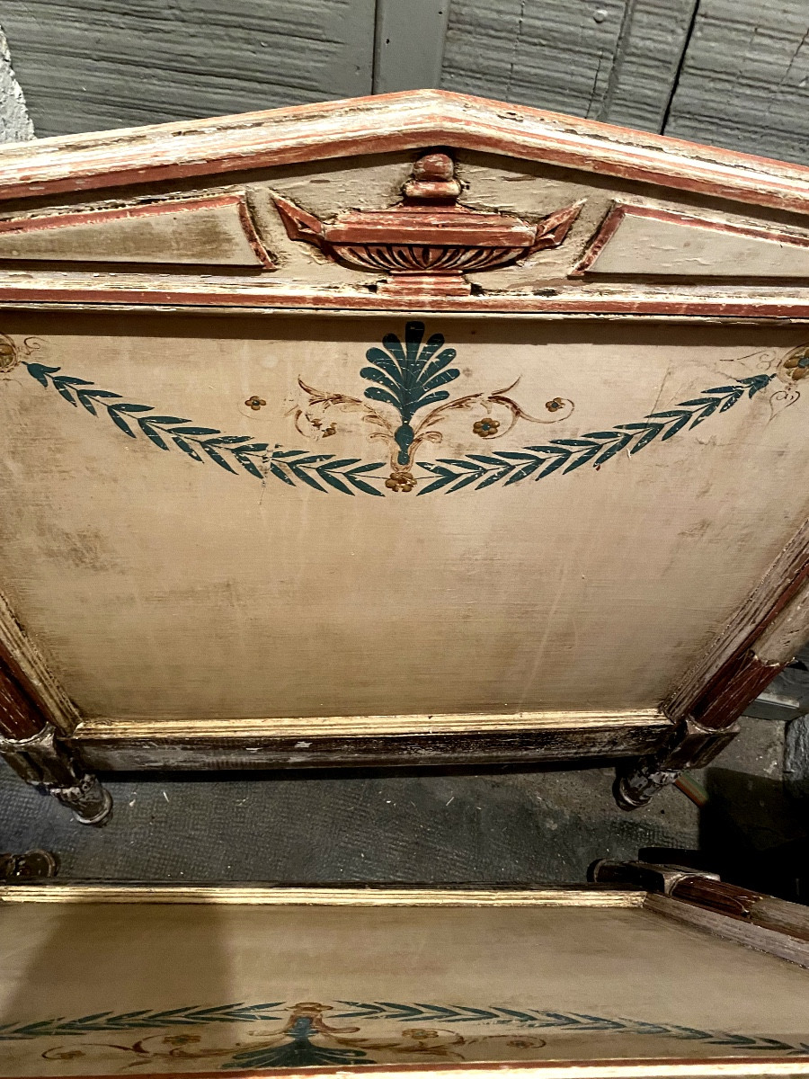 Directoire Daybed In Cream Lacquered Wood, Detached Columns And Decorative Pediment Sides-photo-7