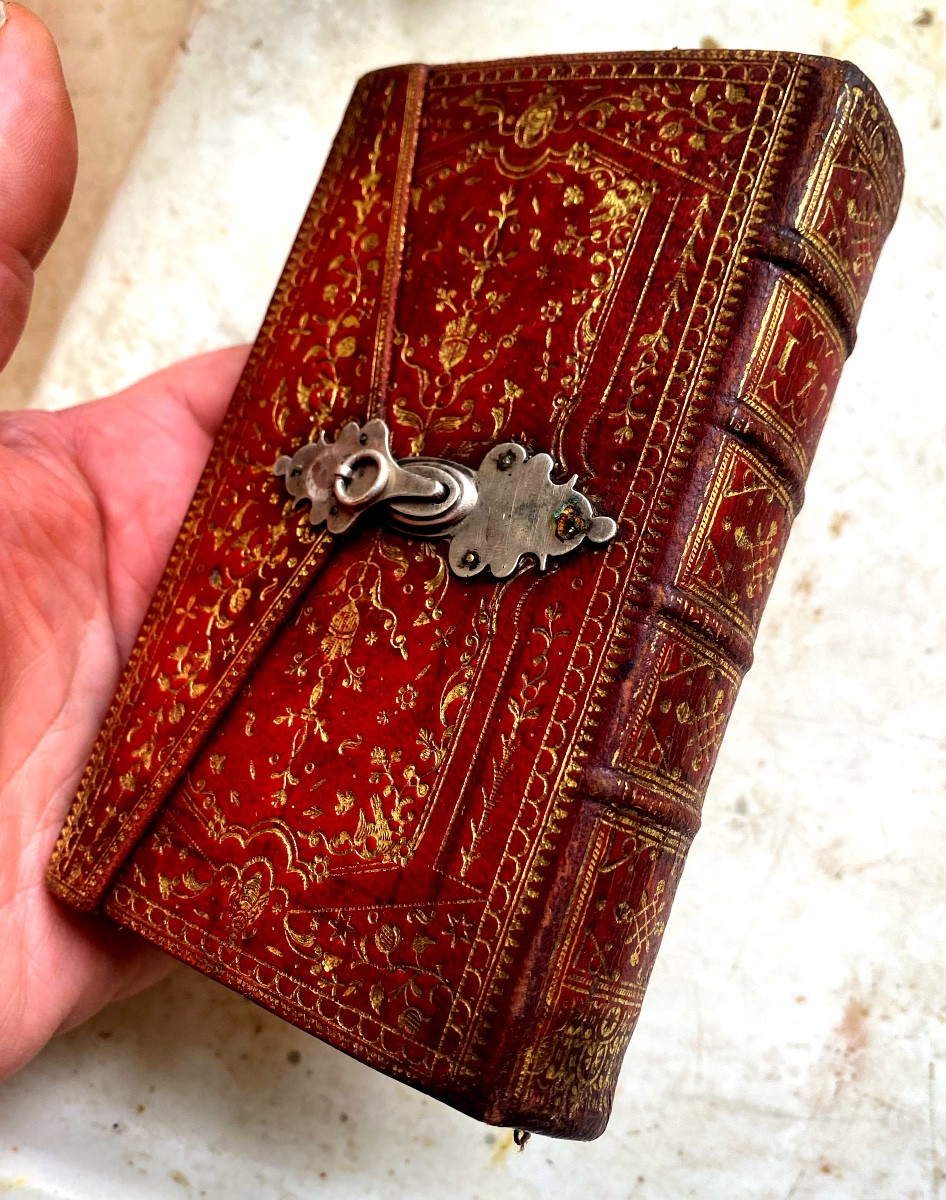 Beau rare  Register of kalendar  de 1773, fermoir en argent en maroquin rouge richement décoré -photo-7