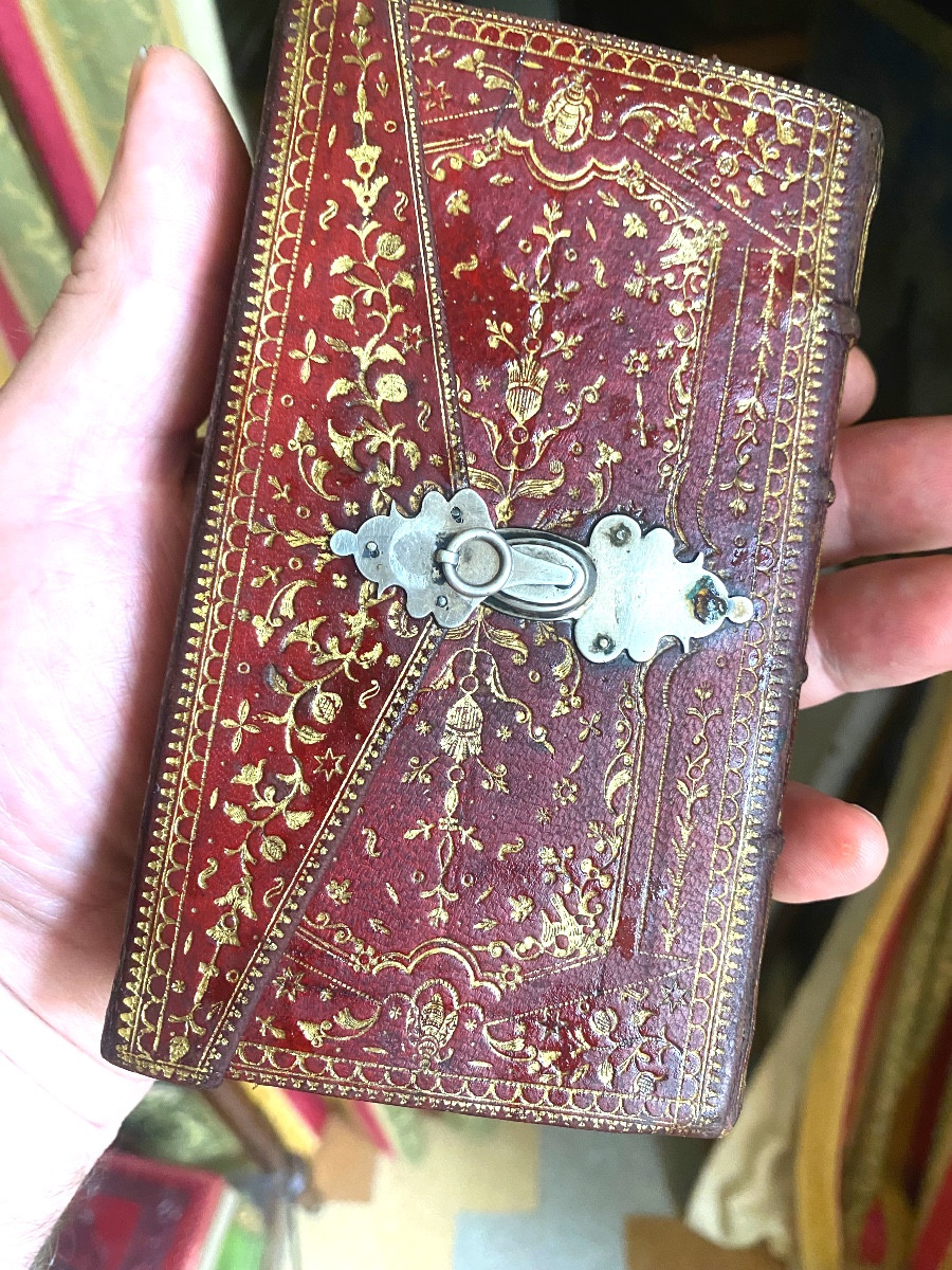 Beau rare  Register of kalendar  de 1773, fermoir en argent en maroquin rouge richement décoré 