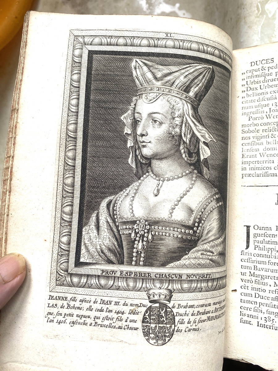 Un volume In 4 illustré de beaux portraits , a Bruxelles 1672 "Ducibus AB Anno post Christum". -photo-3