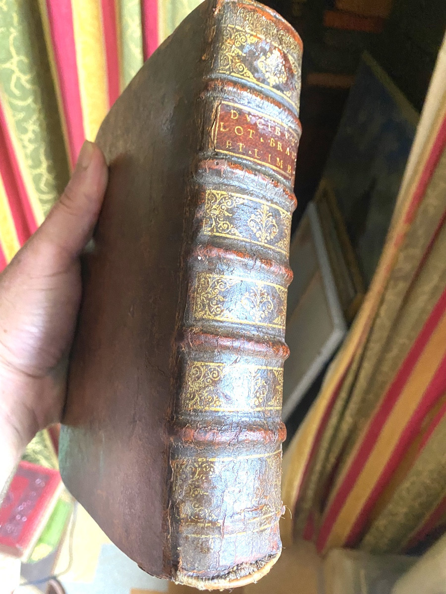 Un volume In 4 illustré de beaux portraits , a Bruxelles 1672 "Ducibus AB Anno post Christum". 
