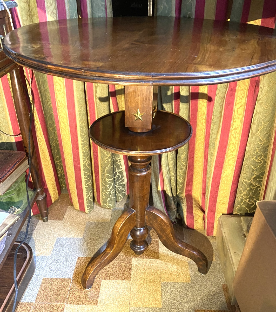 Très beau guéridon en noyer a plateau bordé et une desserte ronde  plateau plus petit 3 pieds.