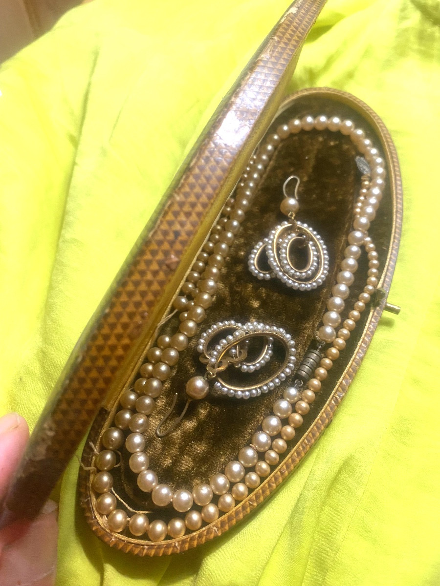 Belle parure-coffret perles fines de deux colliers et une paire de boucles d'oreilles 3 anneaux