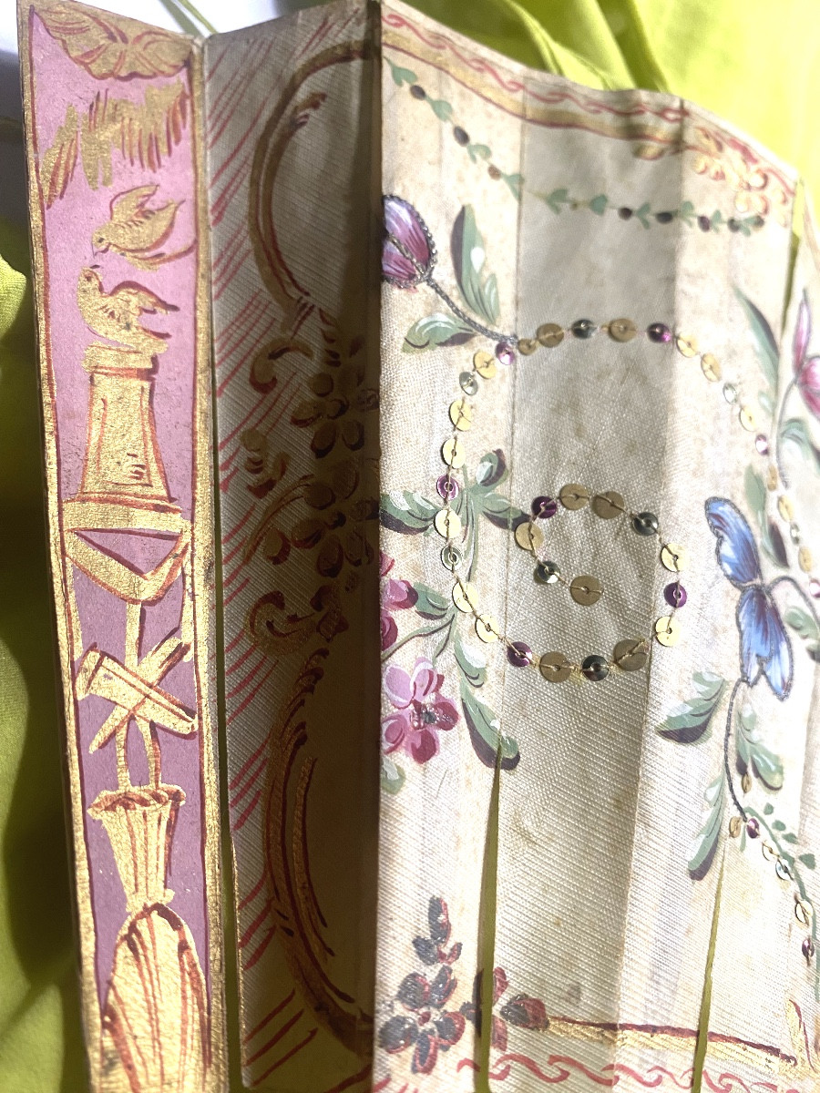 Bel Eventail d'époque Louis XVI Décoré magistralement de fleurs en rinceaux paillettes cousues-photo-4