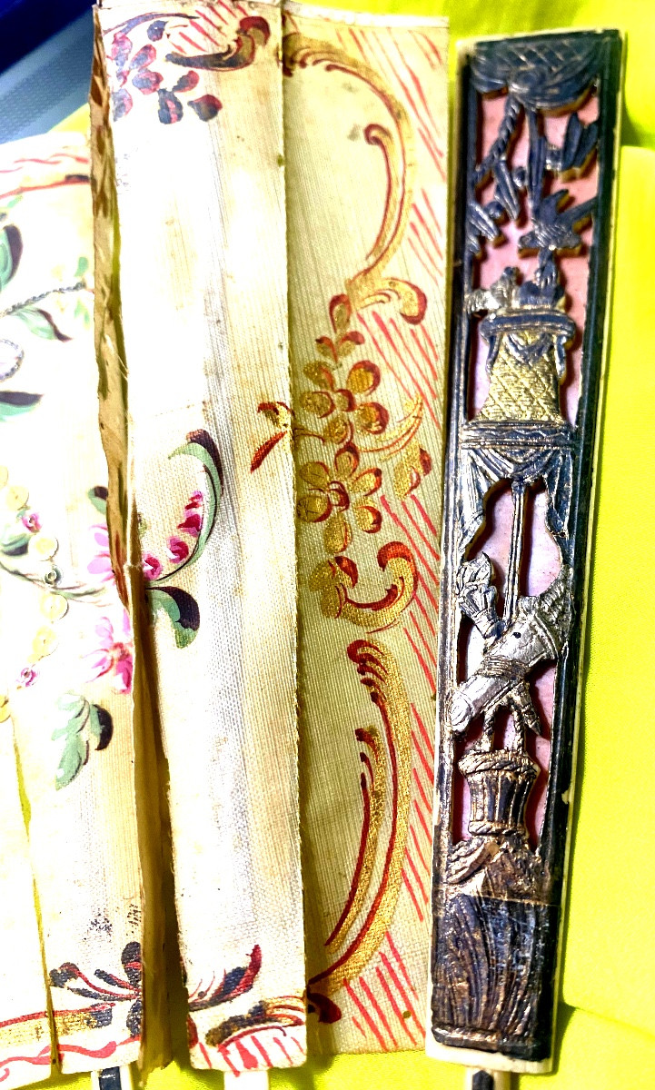 Bel Eventail d'époque Louis XVI Décoré magistralement de fleurs en rinceaux paillettes cousues-photo-1