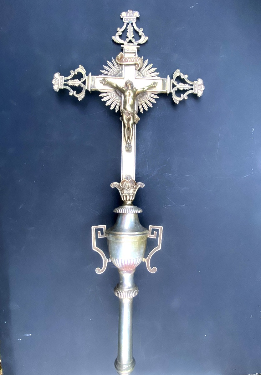 Belle grande croix processionnaire en bronze argenté a l'image du Christ et de la Vierge  19ème