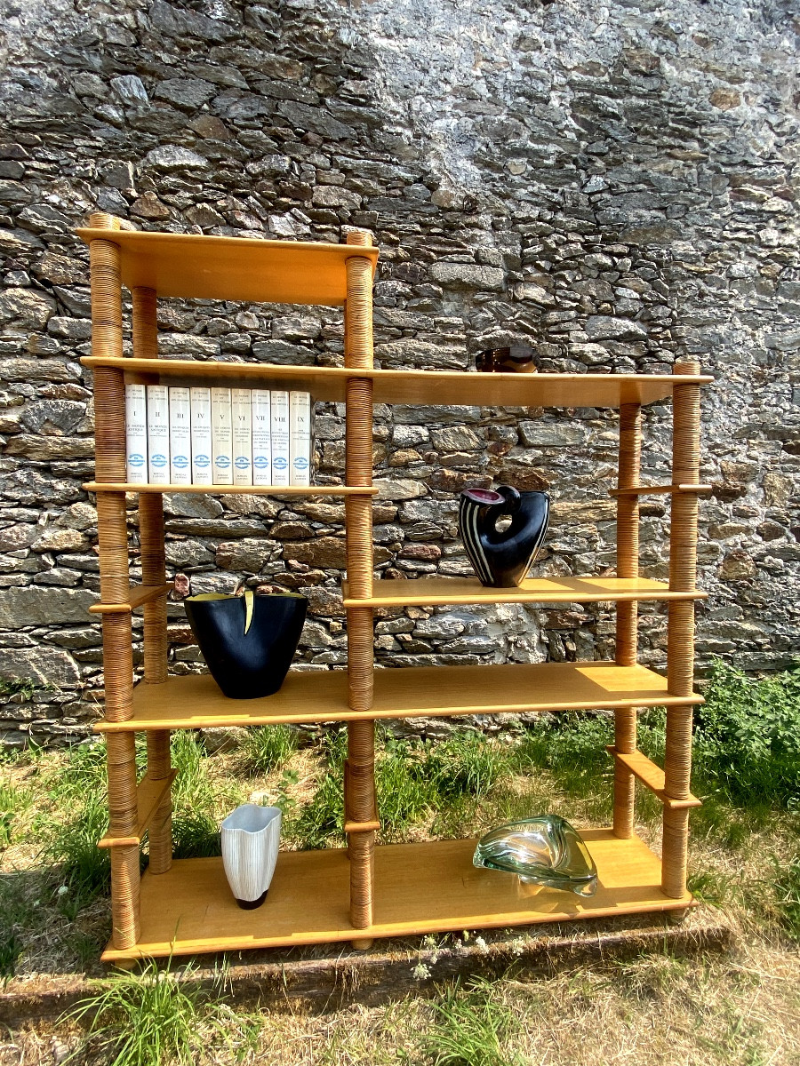 Etagère de salon modulable en sycomore et colonnes vissées recouvertes de rotin des Années "70"
