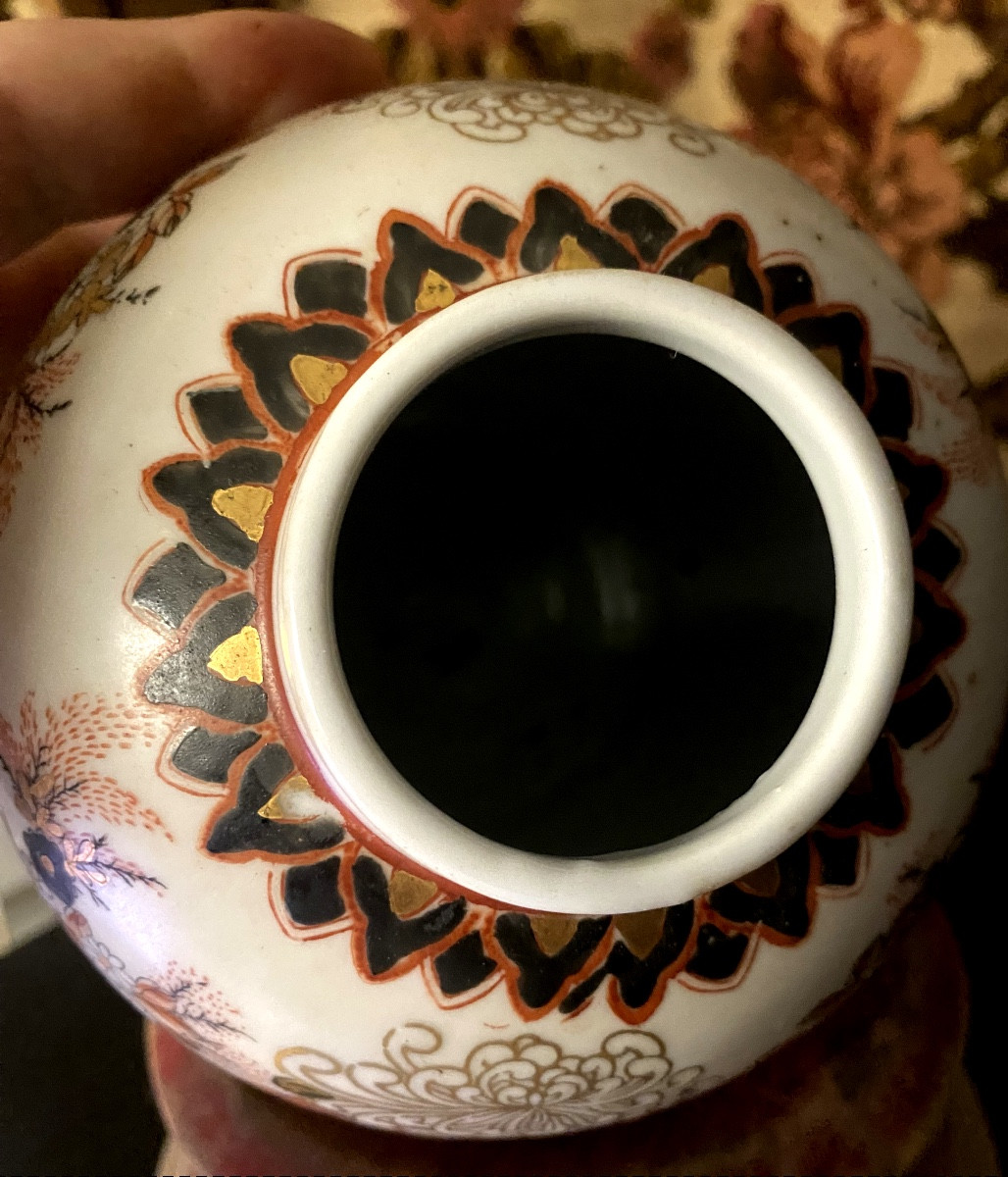  Rare Vase bulbe Japonais orné de motifs dorés corail et noir de fleurs sur fond blanc ép.19ème-photo-2