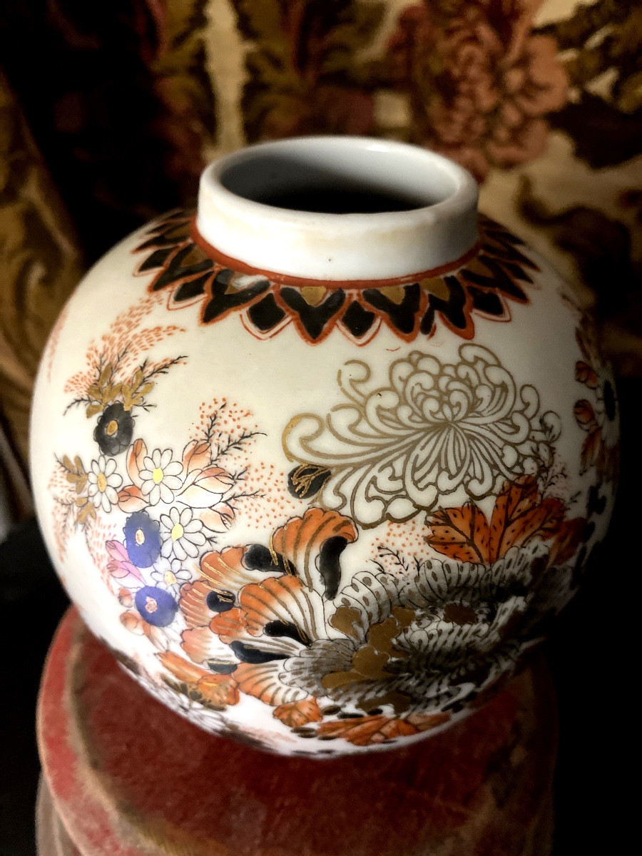  Rare Vase bulbe Japonais orné de motifs dorés corail et noir de fleurs sur fond blanc ép.19ème-photo-6