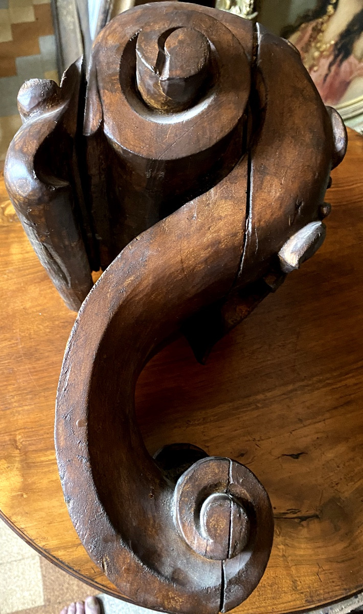 Généreux Corbeau en bois massif sculpté teinté ,d'une généreuse feuille d'acanthe à enroulement-photo-1