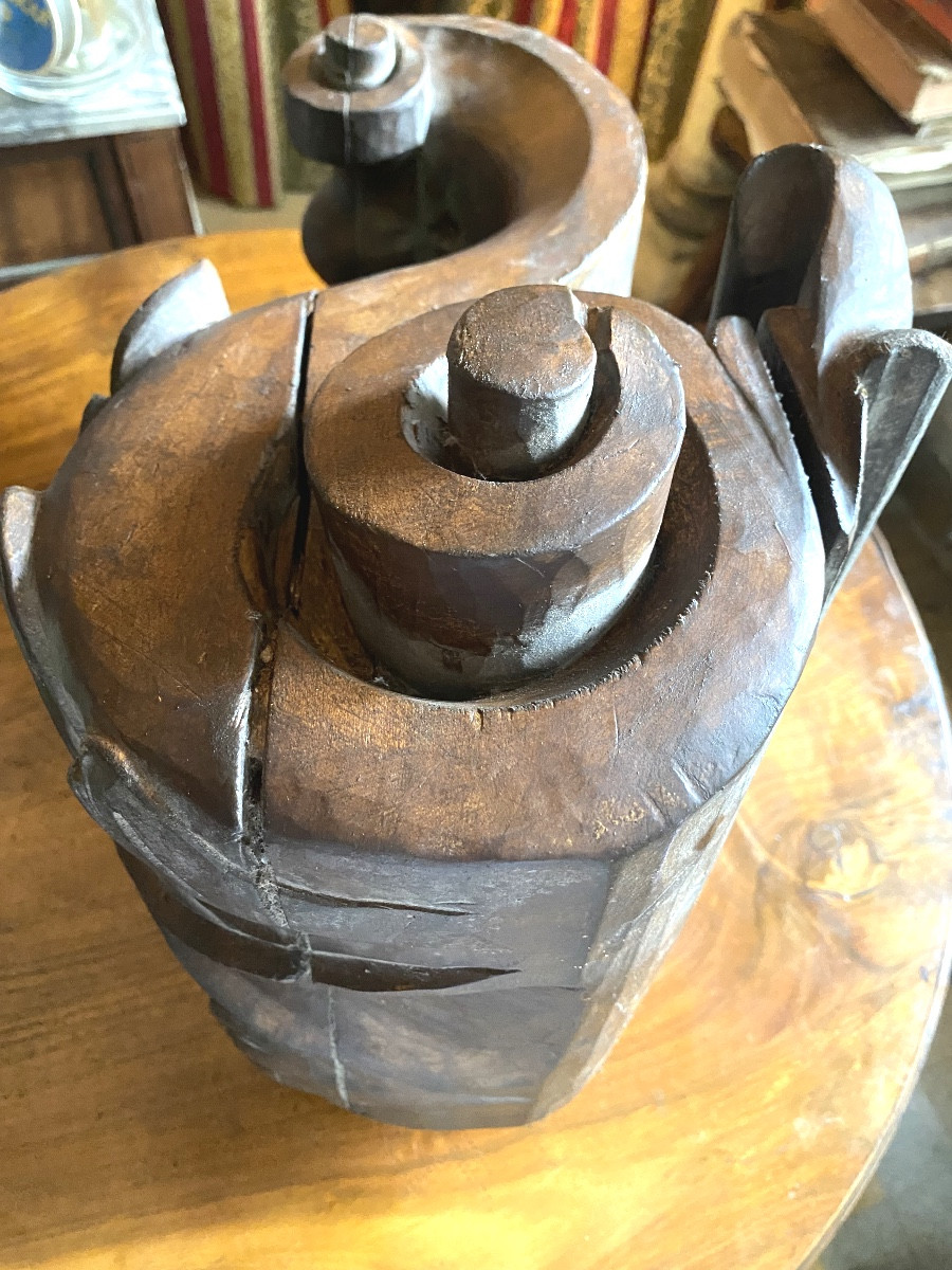 Généreux Corbeau en bois massif sculpté teinté ,d'une généreuse feuille d'acanthe à enroulement-photo-2