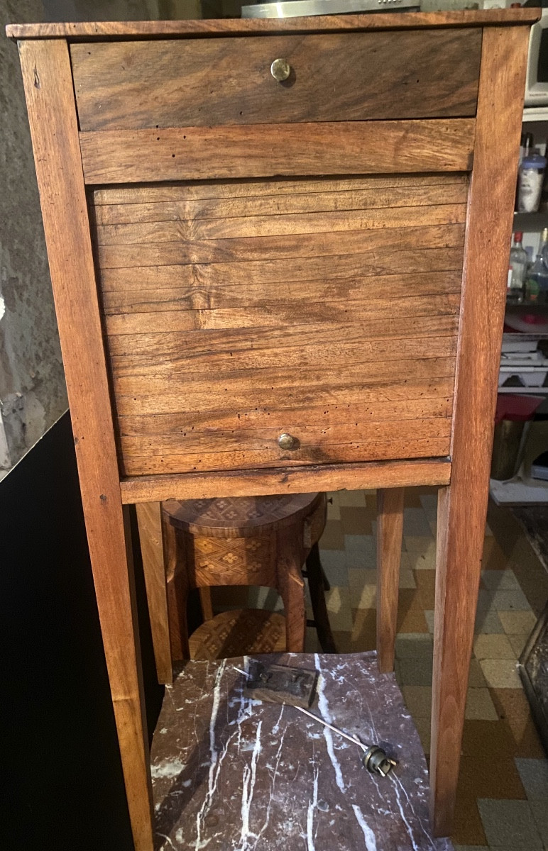 Sobre chevet XVIIIème de style Directoire:  tout en noyer blond pieds gaine un rideau et tiroir