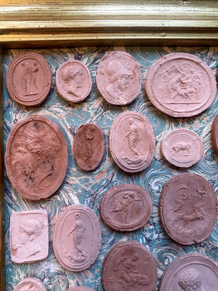 Two Gilded Frames, Important Collection Of Cameo Prints From The Grand Tour, 19th Century Terracotta-photo-1