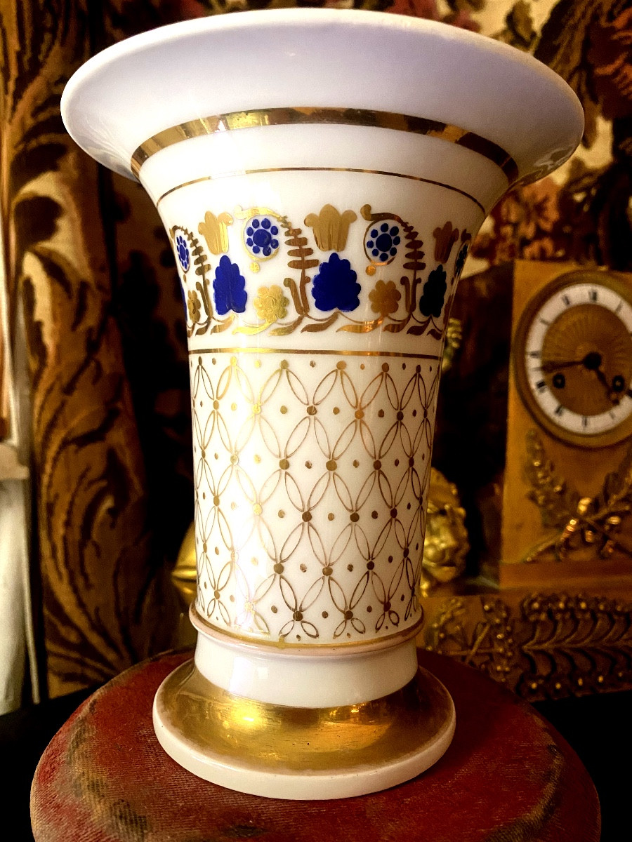 Elégant Paris Porcelain Cornet Vase With Gold And French Bleue Patterns