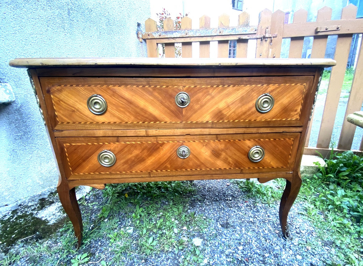 Importante commode sauteuse deux tiroirs tout en marqueterie ép. Transition dessus marbre ocre