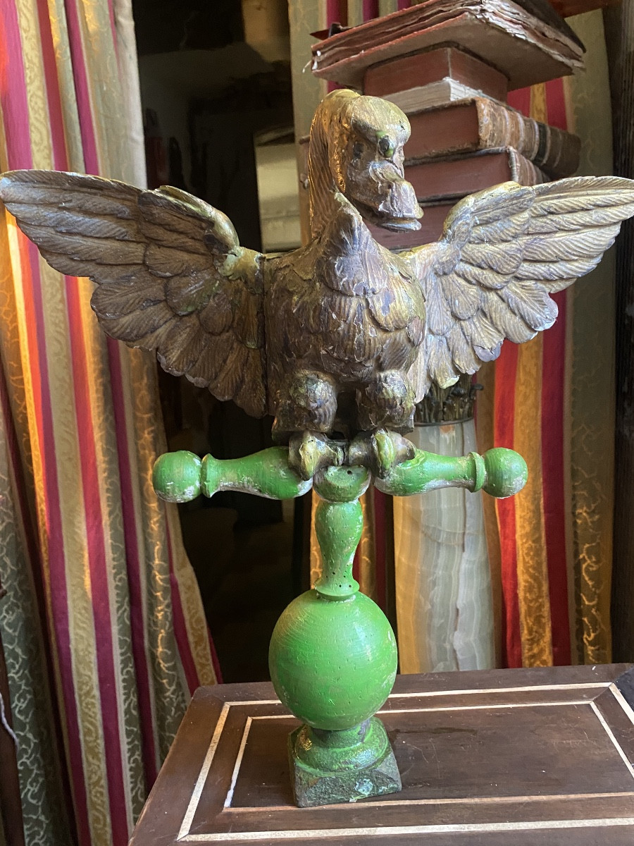 Important cygne aux ailes déployées en bois sculpté doré ,ép; XVIIIème , sur un perchoir  vert.-photo-2