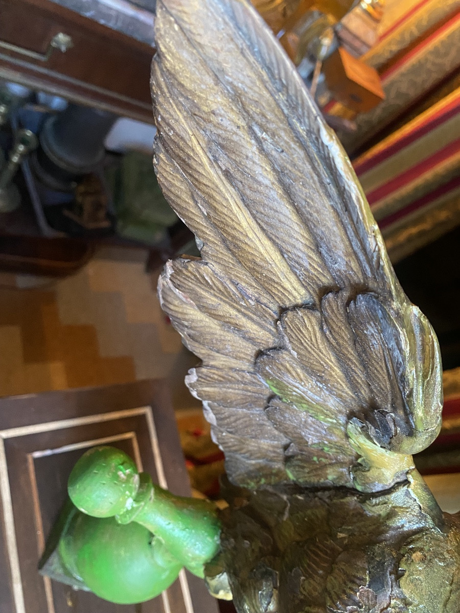 Important cygne aux ailes déployées en bois sculpté doré ,ép; XVIIIème , sur un perchoir  vert.-photo-3