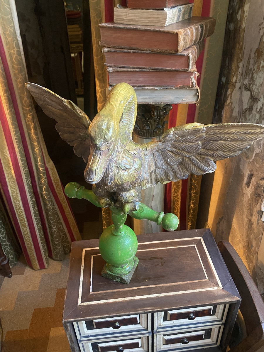 Important cygne aux ailes déployées en bois sculpté doré ,ép; XVIIIème , sur un perchoir  vert.-photo-7