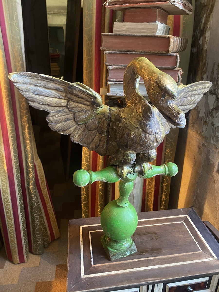Important cygne aux ailes déployées en bois sculpté doré ,ép; XVIIIème , sur un perchoir  vert.-photo-8