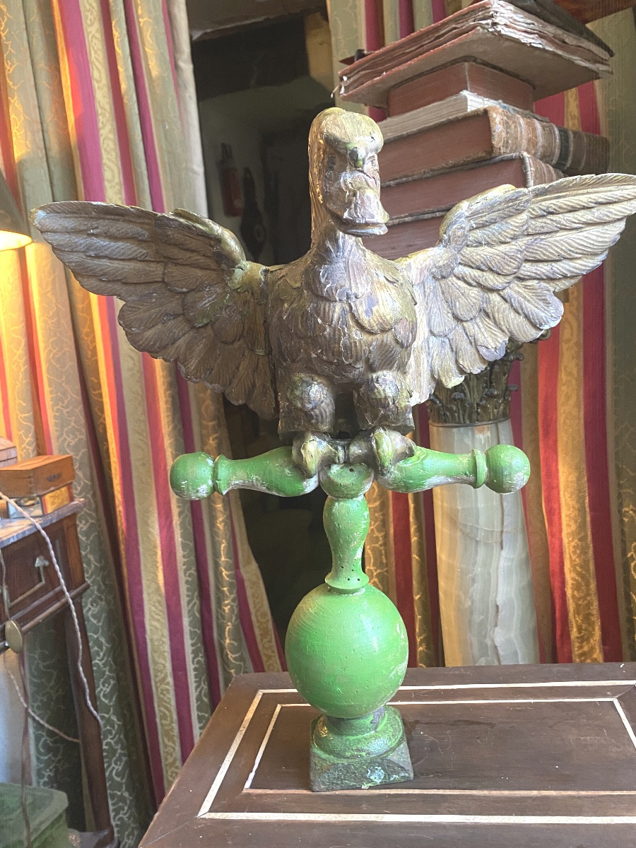 Important cygne aux ailes déployées en bois sculpté doré ,ép; XVIIIème , sur un perchoir  vert.