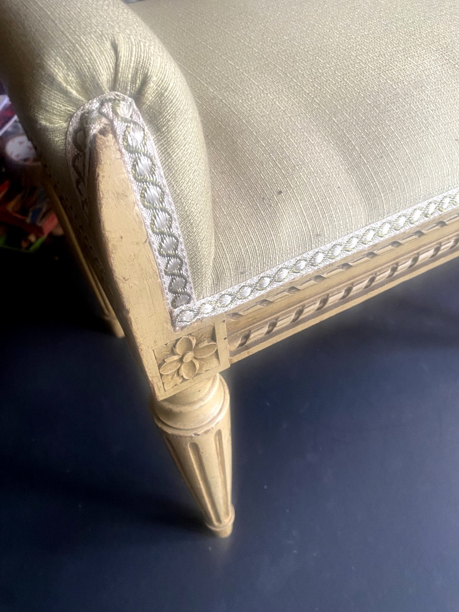 Banquette de coiffeuse en hêtre laqué crème de style Louis XVI ; pieds fuseaulx cannelés/ joues-photo-3