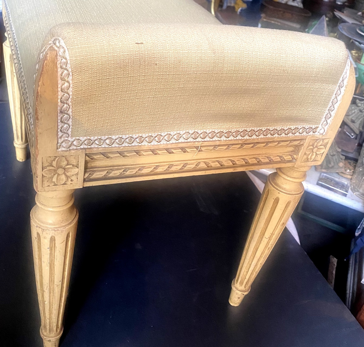 Banquette de coiffeuse en hêtre laqué crème de style Louis XVI ; pieds fuseaulx cannelés/ joues-photo-8