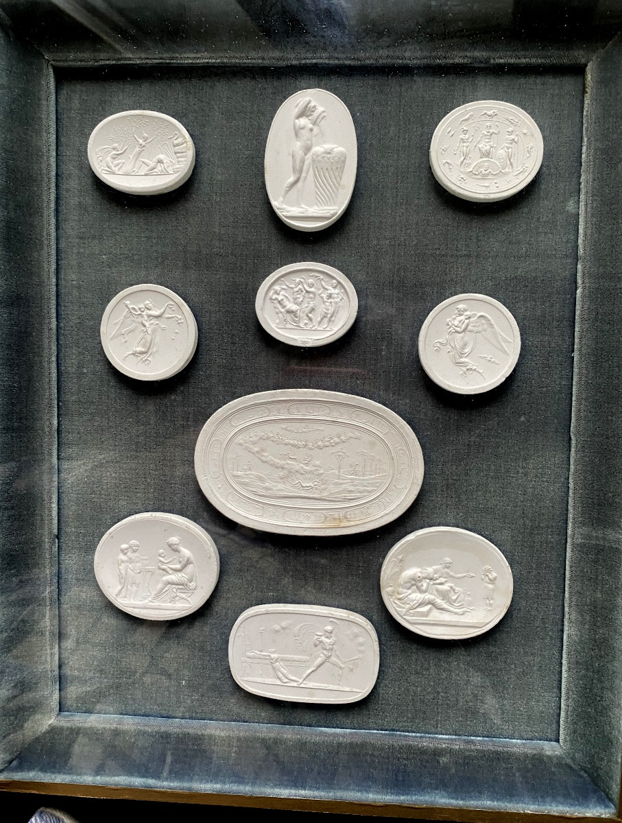 Collection de quatre cadres présentant sous verre et sur velours bleu des empreintes de camées-photo-3