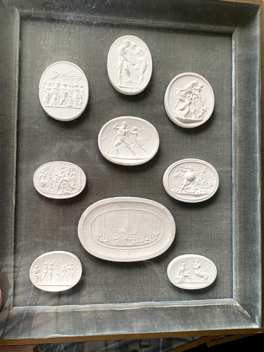 Collection de quatre cadres présentant sous verre et sur velours bleu des empreintes de camées-photo-1