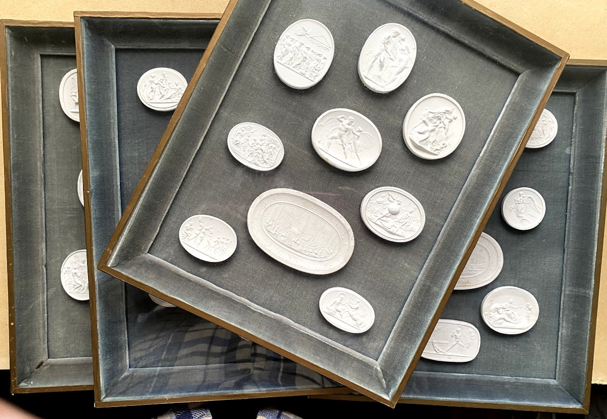 Collection de quatre cadres présentant sous verre et sur velours bleu des empreintes de camées