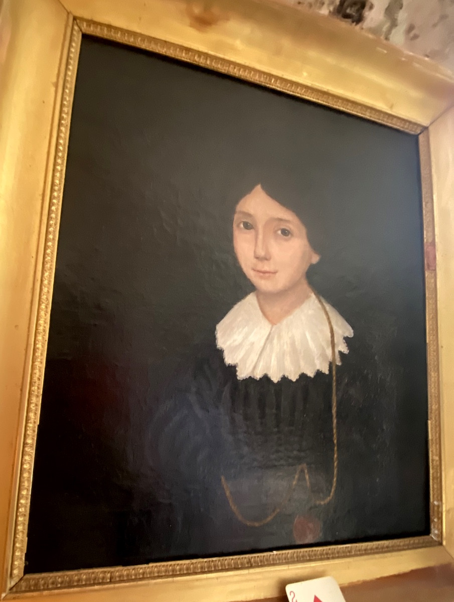 Portrait "jeune femme "cadre Louis Philippe a la robe sombre col dentelle chaine en sautoir-photo-2