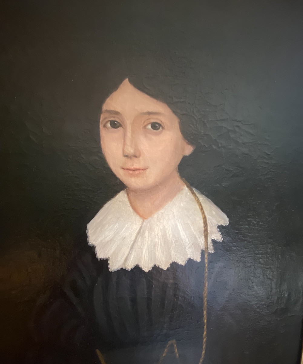 Portrait "jeune femme "cadre Louis Philippe a la robe sombre col dentelle chaine en sautoir-photo-3