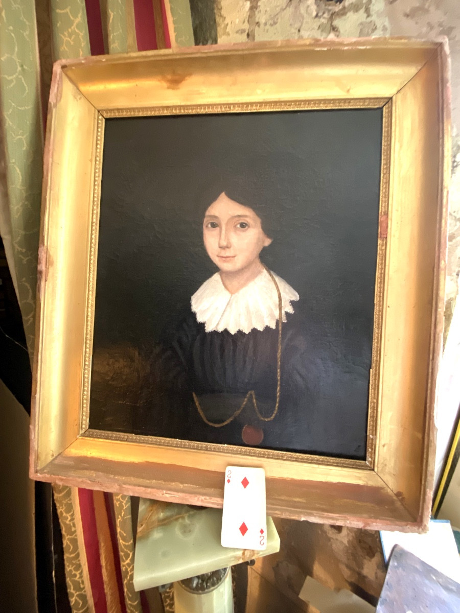 Portrait "jeune femme "cadre Louis Philippe a la robe sombre col dentelle chaine en sautoir